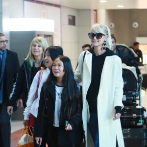 Françoise Thibaut, la mère de Laeticia Hallyday, Jade, Joy, Laeticia Hallyday - Laeticia Hallyday arrive en famille avec ses filles et sa mère à l'aéroport Roissy CDG le 19 novembre 2019.