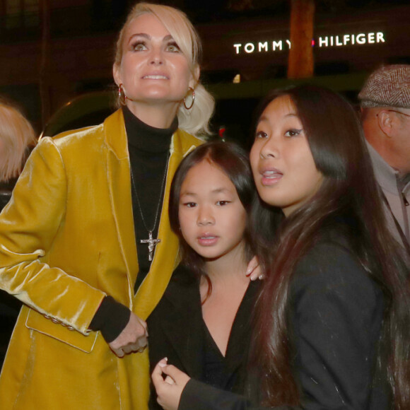 Laeticia Hallyday et ses filles Jade et Joy arrivent à la soirée "Johnny Hallyday, Un soir à l'Olympia" à Paris le 1er décembre 2019.