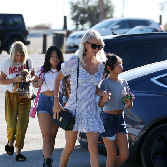 Laeticia Hallyday à Los Angeles avec ses filles Jade et Joy et sa maman Françoise Thibaut le 17 novembre 2019.