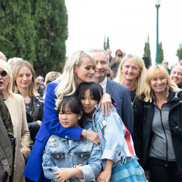 Laeticia Hallyday et ses filles Jade et Joy inaugurent une esplanade portant le nom de Johnny Hallyday située en face du Zénith de Toulouse, le 15 juin 2019, date hautement symbolique puisque le rockeur aurait eu 76 ans. © Frédéric Maligne/Bestimage