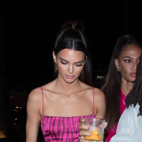 Exclusif - Kendall Jenner, Joan Smalls et Luka Sabbat arrivent à la boîte de nuit Liv à Miami. Le 4 décembre 2019.
