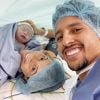 Marquinhos avec sa femme Carol Cabrino et leur fils Enrico juste après la césarienne. Instagram le 7 décembre 2019.