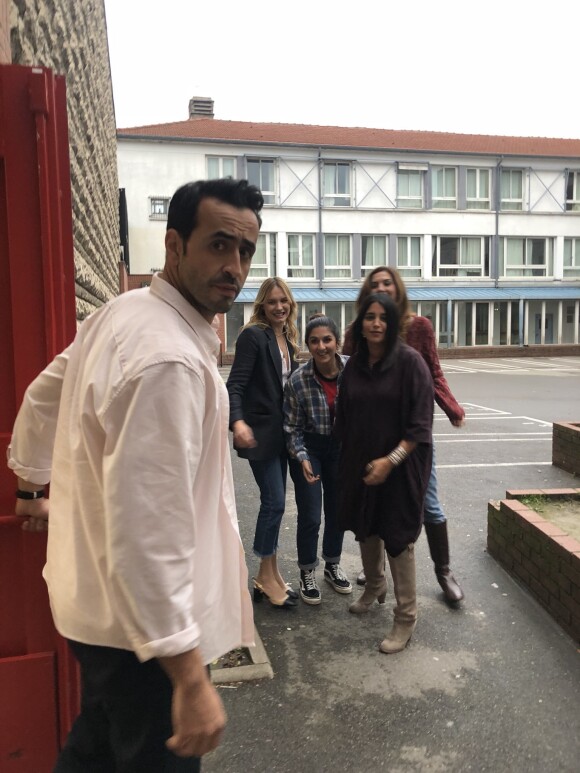 Leïla Bekhti sur le tournage de la série "La Flamme" avec Pierre Niney, Jonathan Cohen, Doria Tillier, Ana Girardot et Géraldine Nakache, le 8 décembre 2019 en banlieue parisienne.