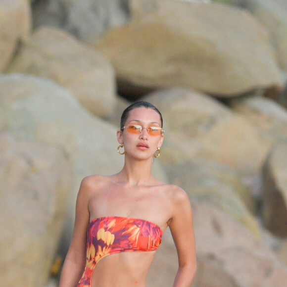 Bella Hadid - Bella Hadid s'amuse avec ses amis sur une plage de Saint-Barthélemy le 7 décembre 2019. Après un shooting le mannequin américain se baigne et sirote son cocktail avec ses amies sur un paddle géant au couché du soleil.