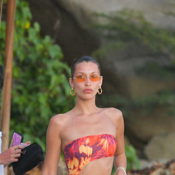 Bella Hadid - Bella Hadid s'amuse avec ses amis sur une plage de Saint-Barthélemy le 7 décembre 2019. Après un shooting le mannequin américain se baigne et sirote son cocktail avec ses amies sur un paddle géant au couché du soleil.