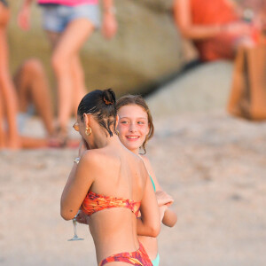 Bella Hadid - Bella Hadid s'amuse avec ses amis sur une plage de Saint-Barthélemy le 7 décembre 2019. Après un shooting le mannequin américain se baigne et sirote son cocktail avec ses amies sur un paddle géant au couché du soleil.