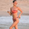 Bella Hadid - Bella Hadid s'amuse avec ses amis sur une plage de Saint-Barthélemy le 7 décembre 2019. Après un shooting le mannequin américain se baigne et sirote son cocktail avec ses amies sur un paddle géant au couché du soleil.