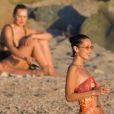 Bella Hadid - Bella Hadid s'amuse avec ses amis sur une plage de Saint-Barthélemy le 7 décembre 2019. Après un shooting le mannequin américain se baigne et sirote son cocktail avec ses amies sur un paddle géant au couché du soleil.