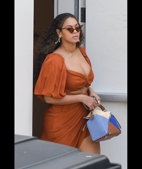 Beyoncé est allée passer la journée sur un yacht privé avec son mari J-Z, sa mère T. Knowles et son mari R. Lawson à Fort Lauderdale au sud-est de la Floride, le 16 novembre 2019