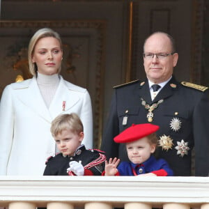 La princesse Charlene et le prince Albert II de Monaco, leurs enfants le prince Jacques et la princesse Gabriella - La famille princière de Monaco au balcon du palais lors de la Fête nationale monégasque à Monaco. Le 19 novembre 2019 © Dominique Jacovides / Bestimage