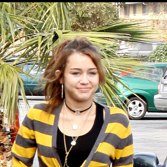 Miley Cyrus dans les rues de Toluca Lake, le 3 janvier 2009