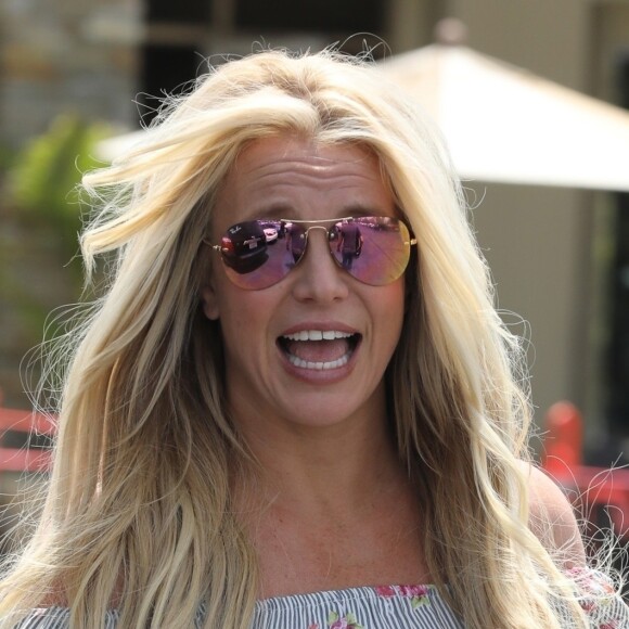 Exclusif - Britney Spears rayonnante et souriante en balade accompagnée de son garde du corps à Westlake, le 18 mai 2019.