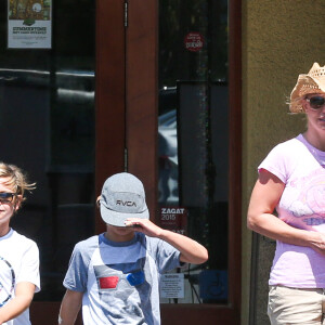 Britney Spears et ses fils, Sean Preston et Jayden, dans le quartier de Calabasas. Los Angeles. Le 31 juillet 2015. @GSI/ABACAPRESS.COM