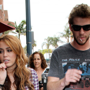 Liam Hemsworth et Miley sortent d'un centre médical de Berverly Hills, le 15 avril 2010.