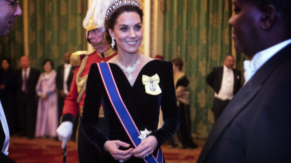 Kate Middleton parée de diamants : tiare et collier XL sur robe de velours