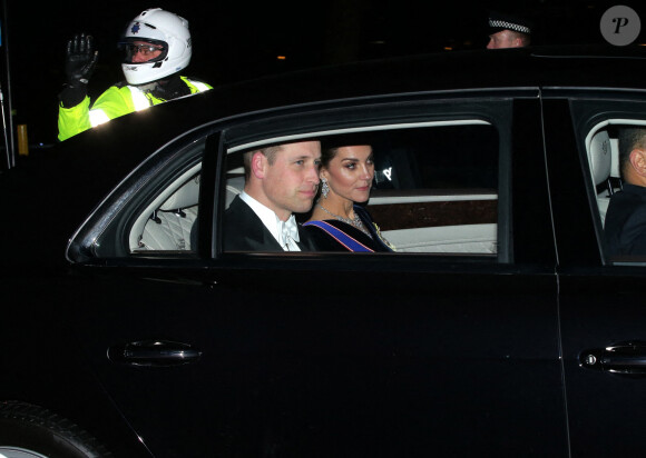 Le prince William et son épouse Kate Middleton arrivent au palais de Buckingham pour la réception organisée par la reine Elizabeth pour les membres du corps diplomatique, le 11 décembre 2019.