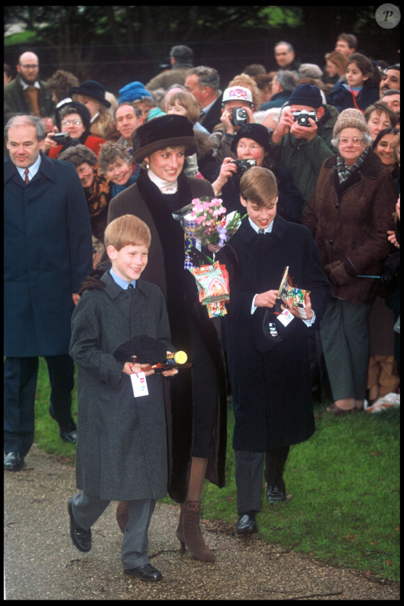 Diana avec ses fils les princes William et Harry - Messe de Noël à Sandringham, 1994.