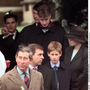 Le prince Charles, son frère le prince Andrew, le prince Harry et son frère le prince William à Sandringham pour la messe de Noël, en 1998.