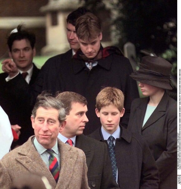 Le prince Charles, son frère le prince Andrew, le prince Harry et son frère le prince William à Sandringham pour la messe de Noël, en 1998.