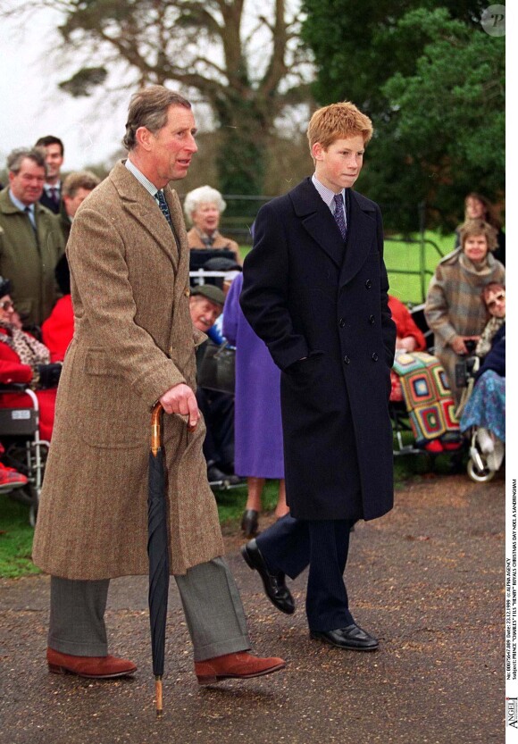 Le prince Charles et son fils le prince Harry à Sandringham pour la messe de Noël en décembre 1999.