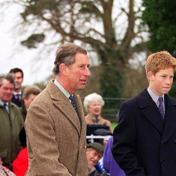 Le prince Charles et son fils le prince Harry à Sandringham pour la messe de Noël en décembre 1999.