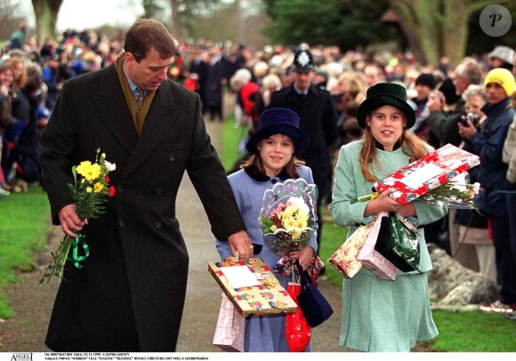 Le prince Andrew et ses filles Eugenie et Beatrice à Sandringham pour la messe de Noël en décembre 1999.