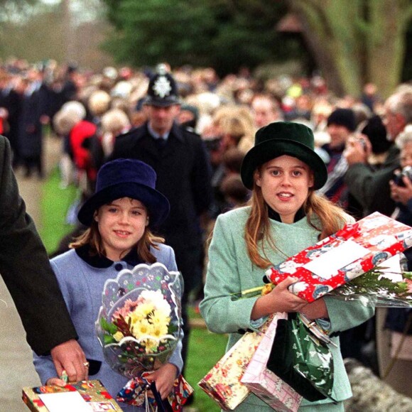 Le prince Andrew et ses filles Eugenie et Beatrice à Sandringham pour la messe de Noël en décembre 1999.