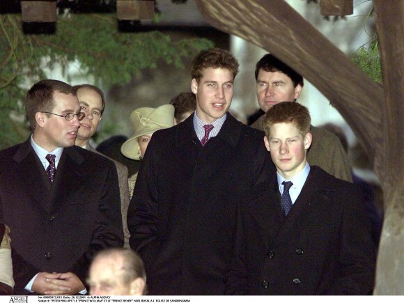 Le prince William et son frère le prince Harry à Sandringham pour la messe de Noël, en 2001.
