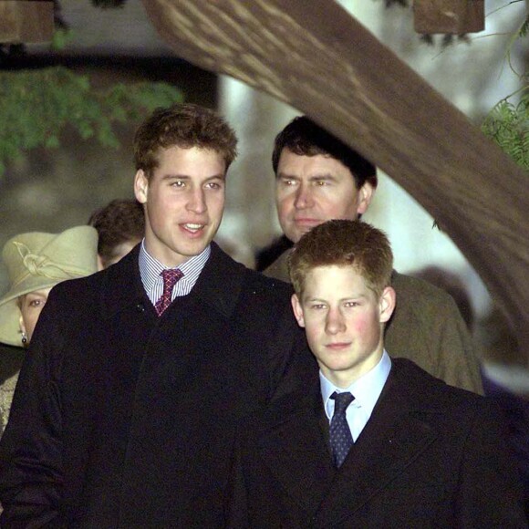 Le prince William et son frère le prince Harry à Sandringham pour la messe de Noël, en 2001.