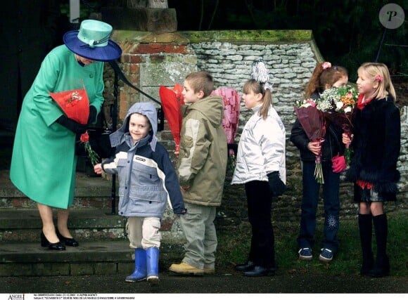 La reine Elizabeth à Sandringham pour la messe de Noël en 2001.
