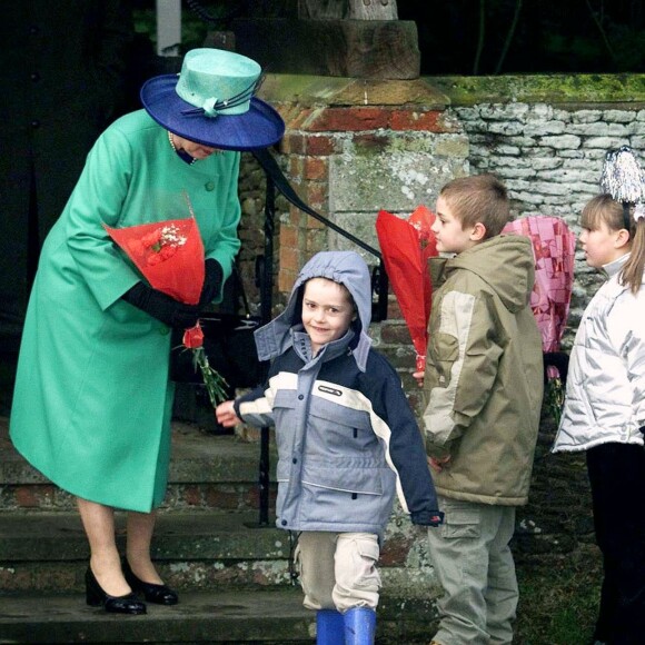 La reine Elizabeth à Sandringham pour la messe de Noël en 2001.