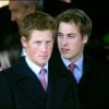 Le prince William et son frère le prince Harry à Sandringham pour la messe de Noël en 2004.