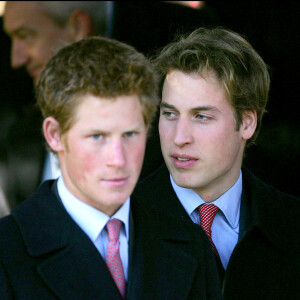 Le prince William et son frère le prince Harry à Sandringham pour la messe de Noël en 2004.