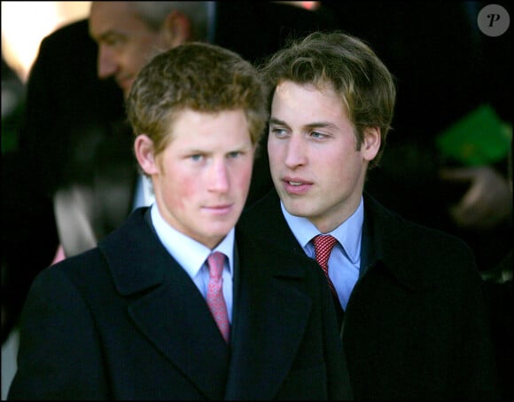 Le prince William et son frère le prince Harry à Sandringham pour la messe de Noël en 2004.