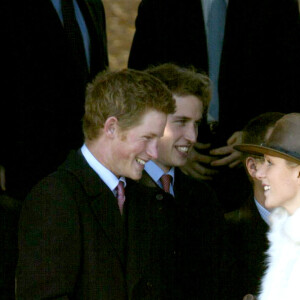Le prince Harry, son frère le prince William et leur cousine Zara Phillips à Sandringham pour la messe de Noël, en 2004.