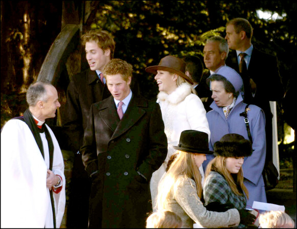 La princesse Anne, le prince Harry, son frère le prince William et leurs cousines Zara Phillips, Beatrice et Eugenie d'York, à Sandringham pour la messe de Noël, en 2004.