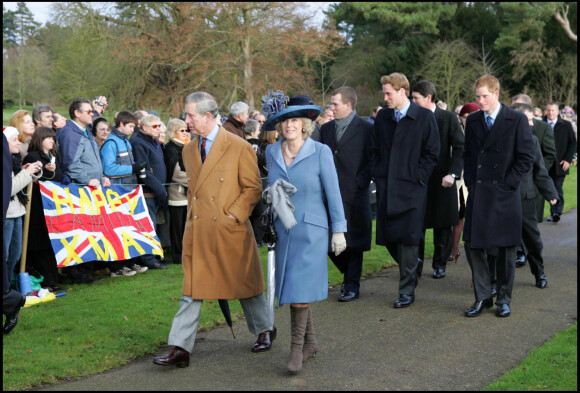 Le prince Charles, son épouse Camilla, le prince Harry et son frère le prince William à Sandringham pour la messe de Noël en 2005.