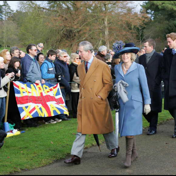 Le prince Charles, son épouse Camilla, le prince Harry et son frère le prince William à Sandringham pour la messe de Noël en 2005.