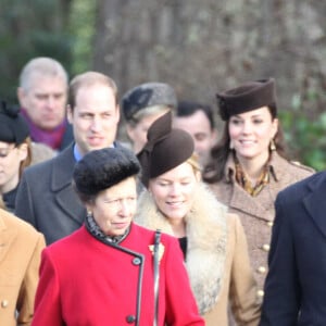 Le prince Charles, prince de Galles, la princesse Anne, Autumn Phillips, Peter Phillips, le prince Philip, Tim Laurence, le prince William, Kate Middleton (enceinte) et le prince Harry - La reine accompagnée des membres de la famille royale anglaise assiste à la messe de Noël à Sandringham, le 25 décembre 2014.