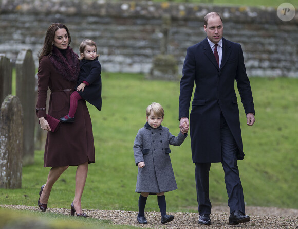 Le prince William, Kate Middleton, le prince George de Cambridge et la princesse Charlotte de Cambridge à Englefield, Berkshire, le 25 décembre 2016 - Cette année, le duc et la duchesse de Cambridge n'ont pas rejoint le reste de la famille royale britannique à Sandringham. Ils ont réveillonné chez les Midlleton.