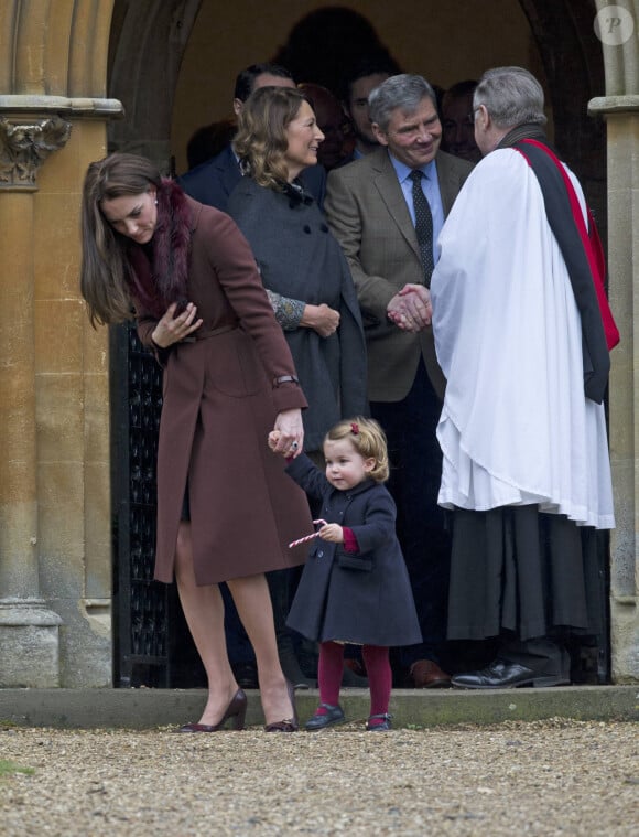 Kate Middleton et la princesse Charlotte de Cambridge à Englefield, Berkshire, le 25 décembre 2016 - Cette année, le duc et la duchesse de Cambridge n'ont pas rejoint le reste de la famille royale britannique à Sandringham. Ils ont réveillonné chez les Midlleton.