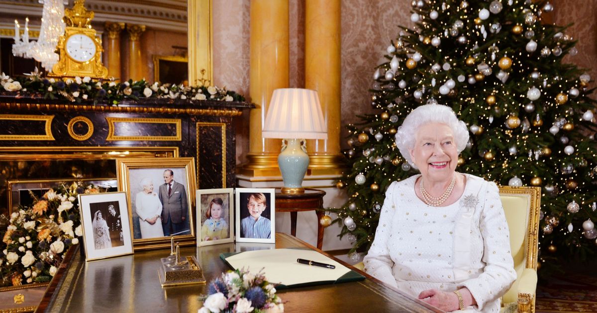 La reine Elizabeth II dans le salon 1844 au palais de Buckingham pour l