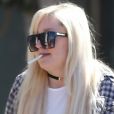 Exclusif -  Amanda Bynes discute et fume une cigarette avec une amie dans les rues de West Hollywood, le 10 juillet 2016.