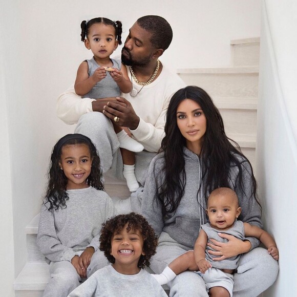 Kim Kardashian et Kanye West avec leurs quatre enfants, North, Saint, Chicago et Psalm, posant pour leur carte de voeux de Noël, le 13 décembre 2019.