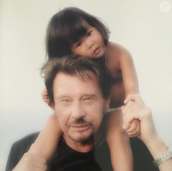 Jade Hallyday partage des photos d'elle bébé et enfant sur Instagram, le jour de l'anniversaire de son père Johnny Hallyday. Images publiées le 15 juin 2019.