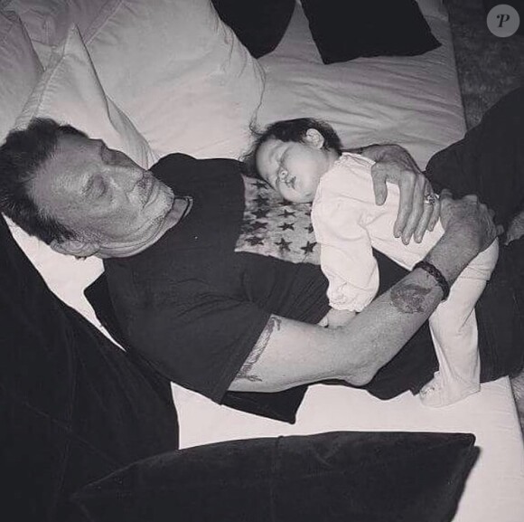 Jade Hallyday partage des photos d'elle bébé et enfant sur Instagram, le jour de l'anniversaire de son père Johnny Hallyday. Images publiées le 15 juin 2019.