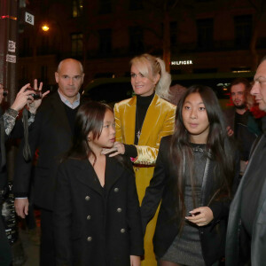 Laeticia Hallyday et ses filles Jade et Joy arrivent à la soirée "Johnny Hallyday, Un soir à l'Olympia" à Paris le 1er décembre 2019.