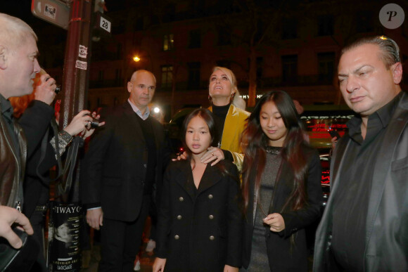 Laeticia Hallyday et ses filles Jade et Joy arrivent à la soirée "Johnny Hallyday, Un soir à l'Olympia" à Paris le 1er décembre 2019.