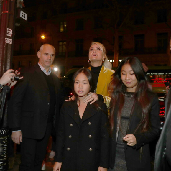 Laeticia Hallyday et ses filles Jade et Joy arrivent à la soirée "Johnny Hallyday, Un soir à l'Olympia" à Paris le 1er décembre 2019.