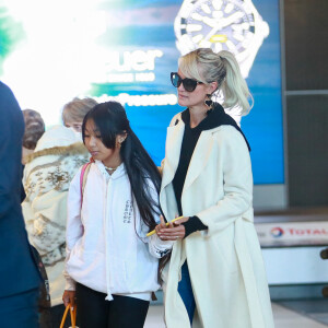 Laeticia Hallyday, sa fille Jade - Laeticia Hallyday arrive en famille avec ses filles et sa mère à l'aéroport Roissy CDG le 19 novembre 2019.